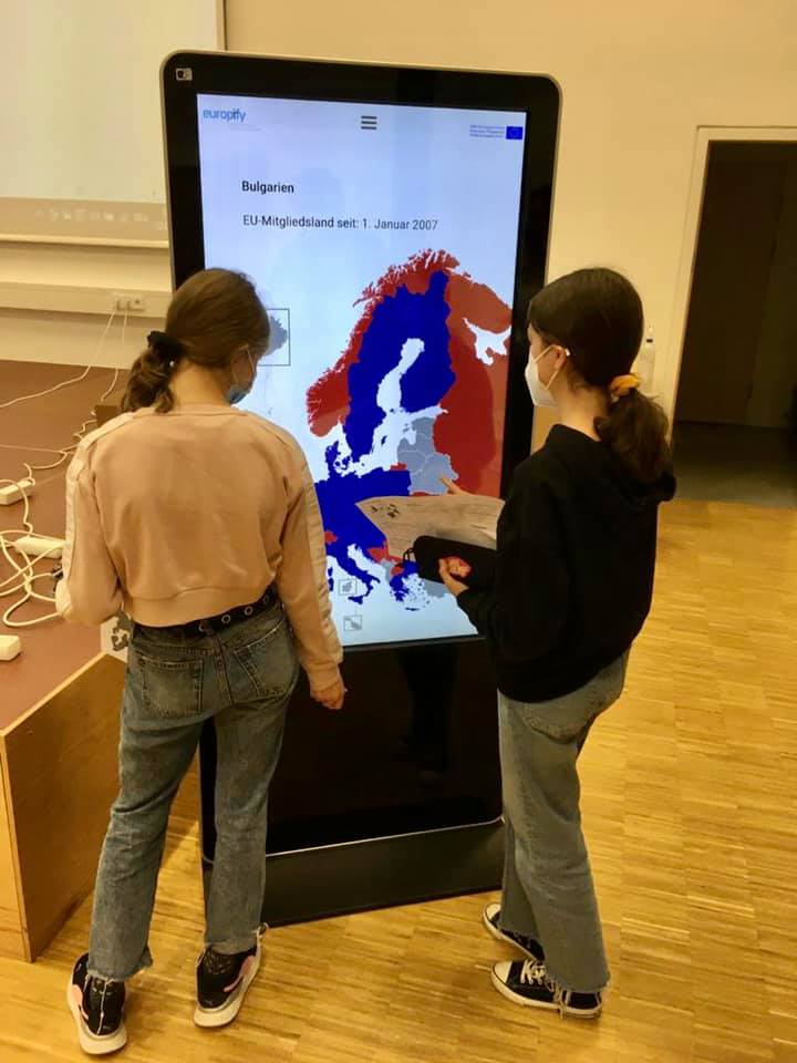 „Europify-Philo-Screen“: Interaktives ‚Europa‘ Lern-& Lehr-Tool  auf Tour durch Österreichs Schulen.