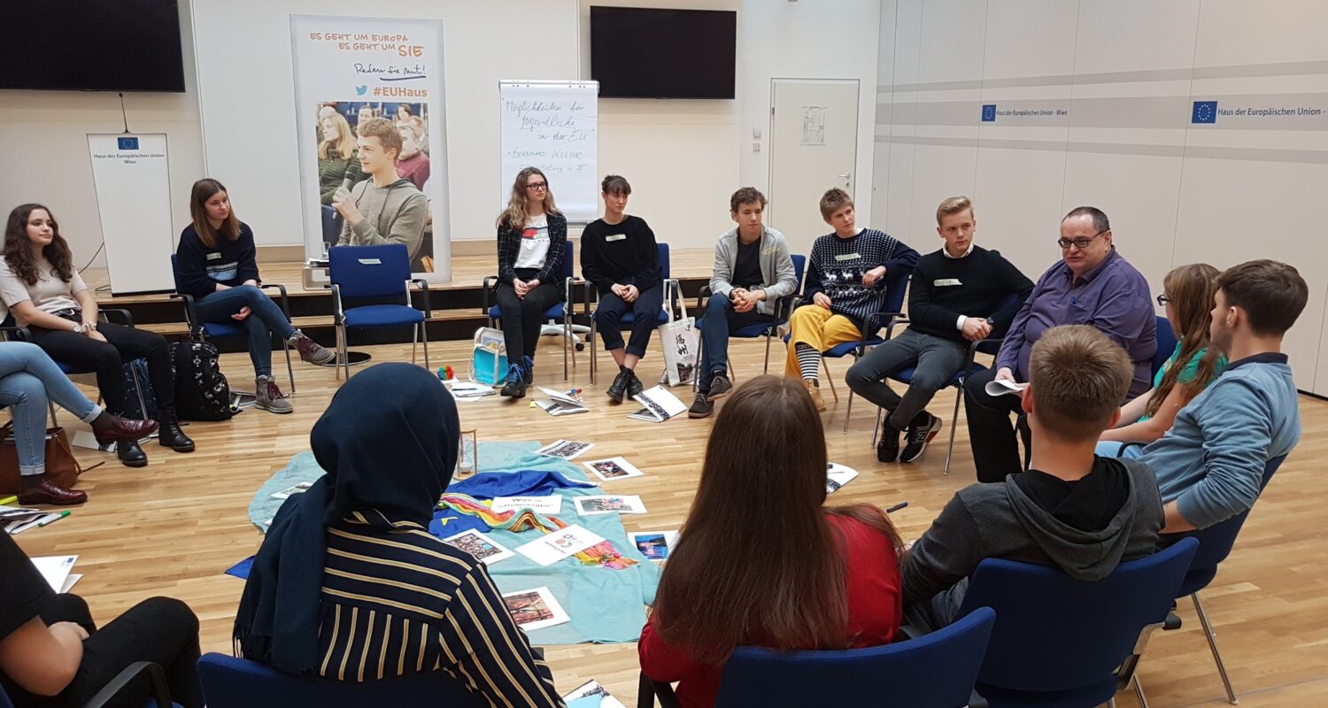 Extremismus-Prävention macht Schule (Schuljahr 2024/25). Unsere bewährten Demokratie-Workshops für alle Schulen!